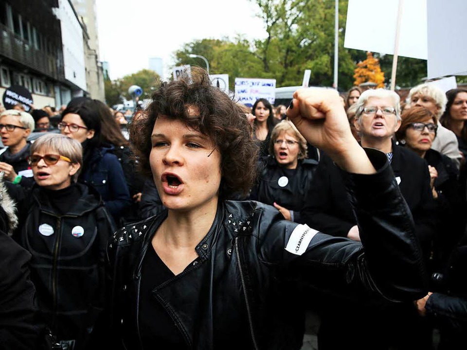 Schwarzgekleidet wie in Trauer: Zehnta...demonstrierten so gegen die Regierung   | Foto: dpa
