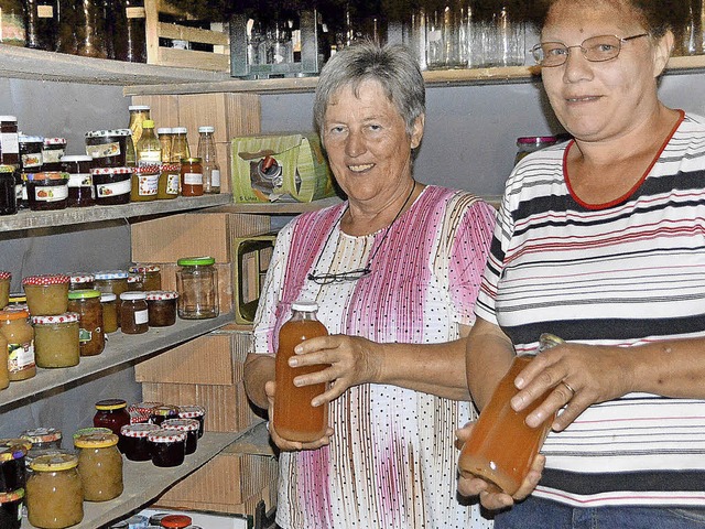 Die Landfrauen Heidi Kuny (links) und ...uhr zeigen selbstgemachten Apfelsaft.   | Foto: Horatio Gollin