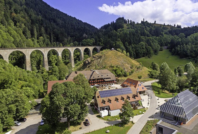 Unter der Ravennabrcke prsentiert sich das Areal des Hofguts Sternen.   | Foto: Hofgut Sternen