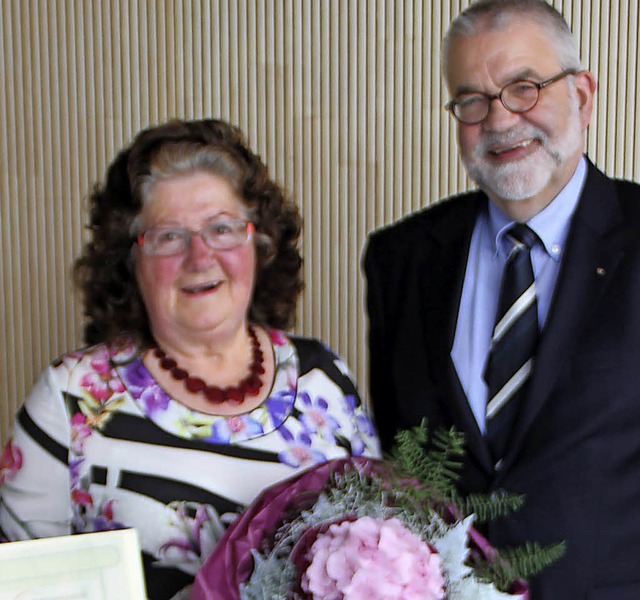 Gisela Schlenker nimmt Glckwnsche von Hanns-Heinrich Schneider entgegen.  | Foto: Privat