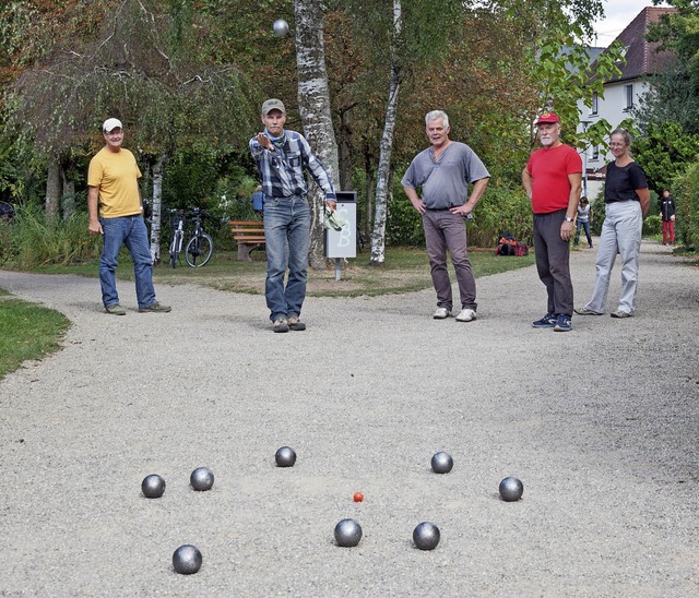 Beim offenen Boule-Turnier der DOL (Di...de rund um den Stadtrainsee gespielt.   | Foto: Helmut Rothermel