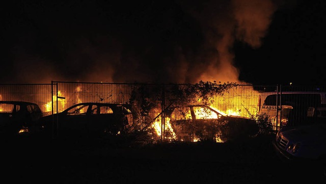 Autos in Flammen: In der Gnther-Hartmann-Strae hat es gebrannt.   | Foto: Wolfgang Knstle