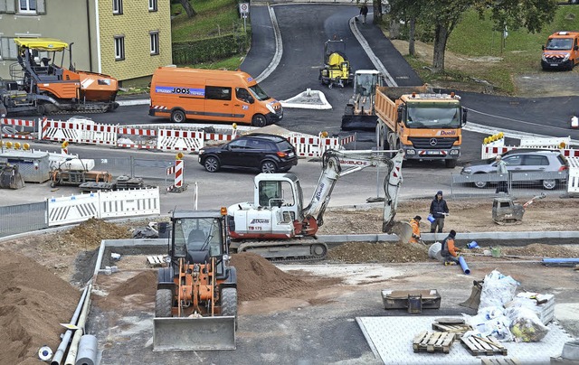 Blick auf die Baustelle: Die Goethestr...hlende Teil des Kreisverkehrs gebaut.   | Foto: Tanja Bury