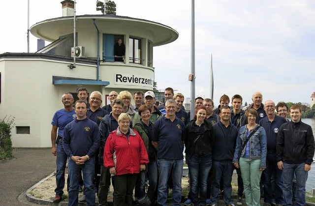 Angehrige der Trebbiner und der Halti...s Revierzentrum im Basler Rheinhafen.   | Foto: Reinhold Utke