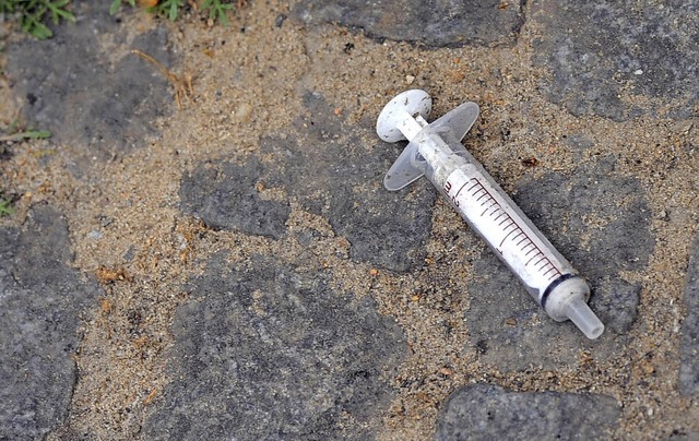 Eine weggeworfene Drogenspritze: Die S...stellen haben alle Hnde voll zu tun.   | Foto: dpa