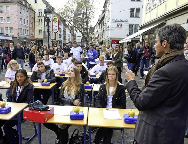 Unter freiem Himmel: Steffen Auer, Pr...asiums, wie Wirtschaft funktioniert.    | Foto: Ingo Schneider