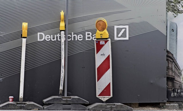 Eine Bank als Baustelle &#8211; Absper... nahe der Zentrale der Deutschen Bank   | Foto: dpa