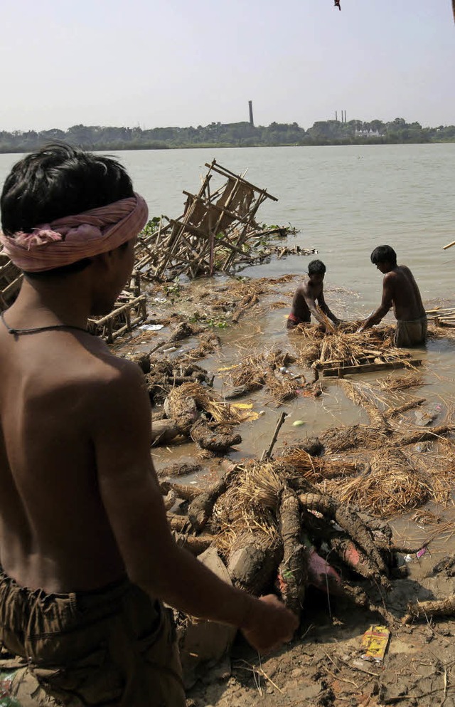 Der Ganges nimmt tglich rund zehn Milliarden Liter Abwasser auf.  | Foto: dpa