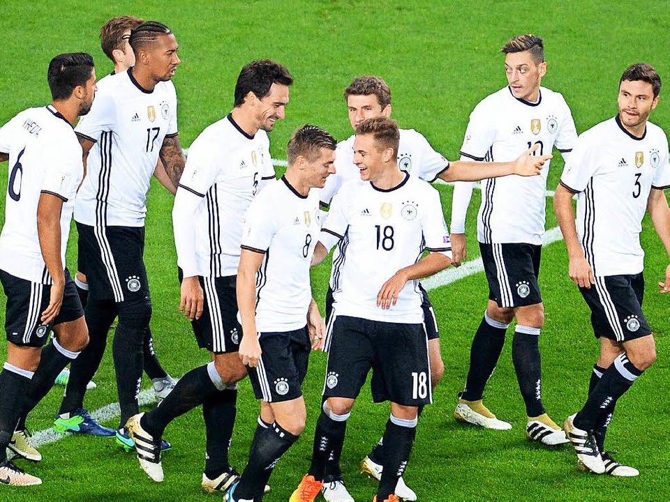 Deutschlands Spieler gehen nach dem 3:0 über den Platz.  | Foto: dpa