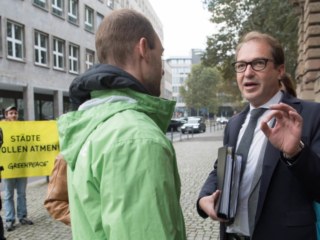 Verkehrsminister Dobrindt (r.) debattiert mit Umweltaktivisten.  | Foto: dpa