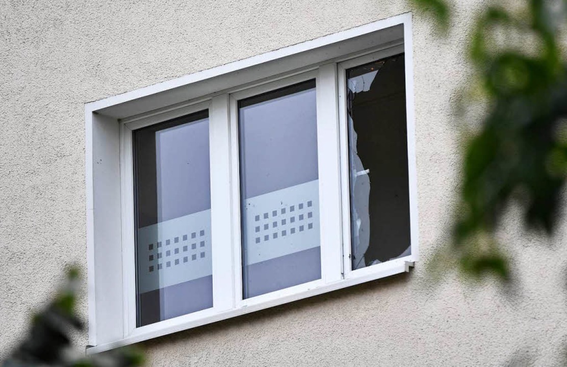 Hinter diesen Fenstern hat die Polizei den Sprengsatz gefunden  | Foto: dpa