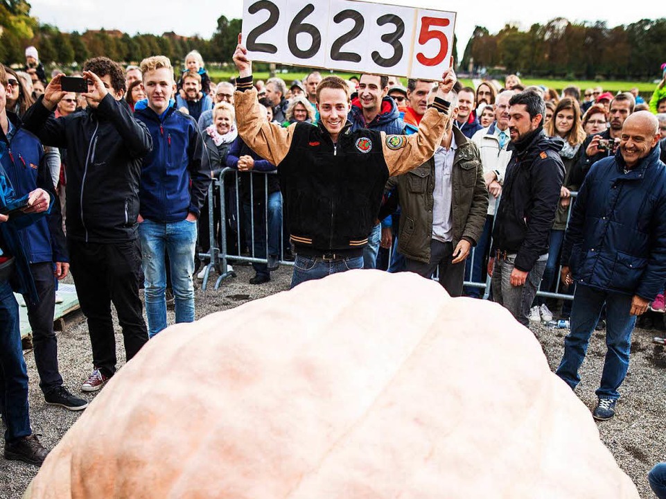 Mathias Willemijns, Krbiszchter aus ...inem 1190,5 Kg schweren Gewinnerkrbis  | Foto: dpa