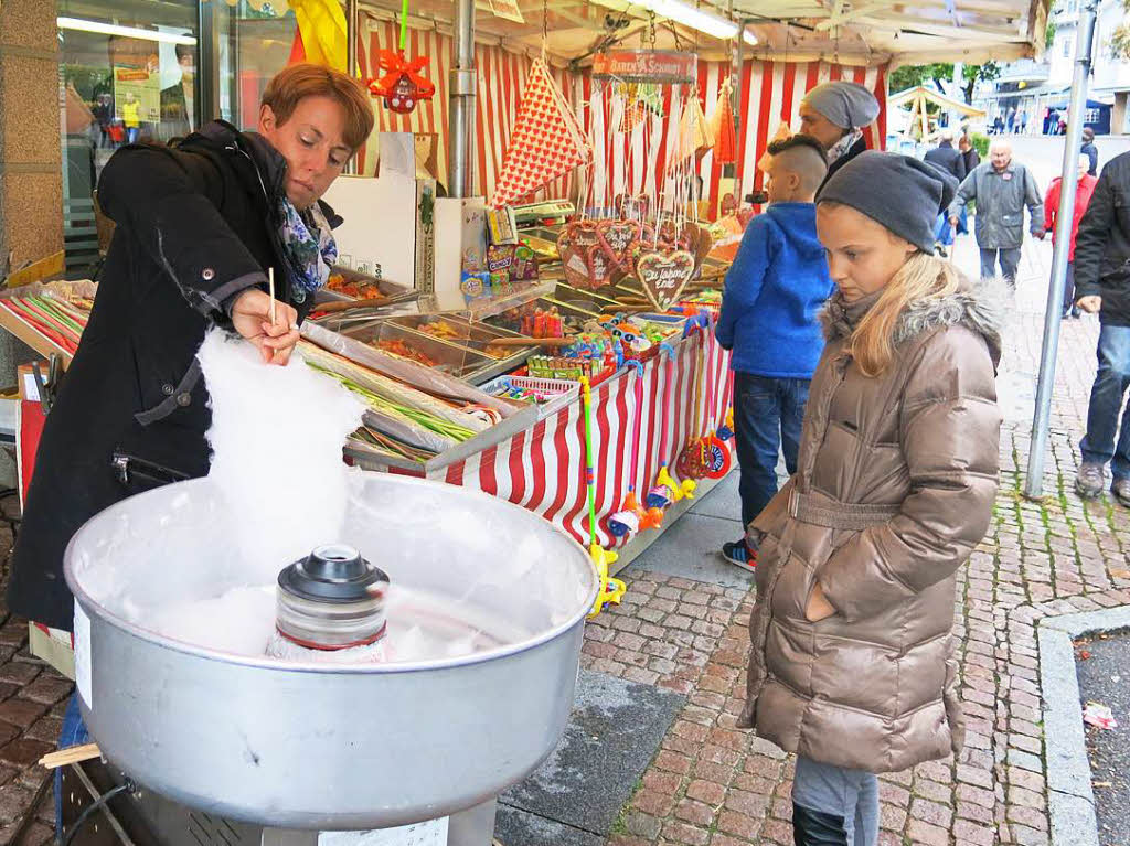Süßigkeitenstand: Hier gab’s auch Zuckerwatte. Süßigkeitenstand: Hier gab’s auch Zuckerwatte.