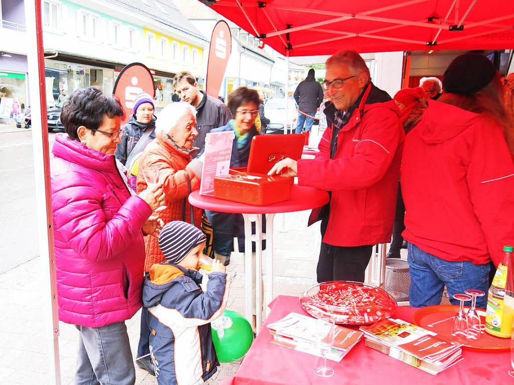 Auch die Sparkasse war mit einem Stand vertreten. Auch die Sparkasse war mit einem Stand vertreten.