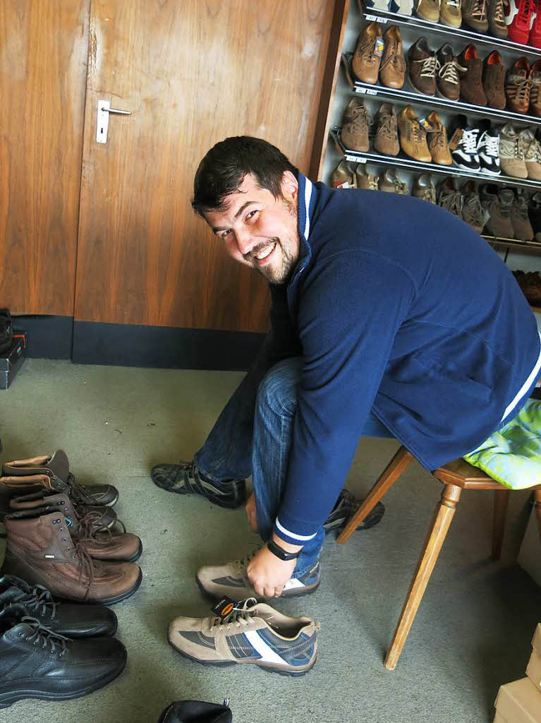 Schuhe probieren im Schuhhaus Isele. Schuhe probieren im Schuhhaus Isele.