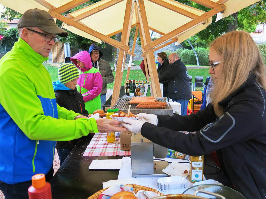 Die Mitglieder des Sportkegelvereins sorgten für die Bewirtung der Gäste. Die Mitglieder des Sportkegelvereins sorgten für die Bewirtung der Gäste.