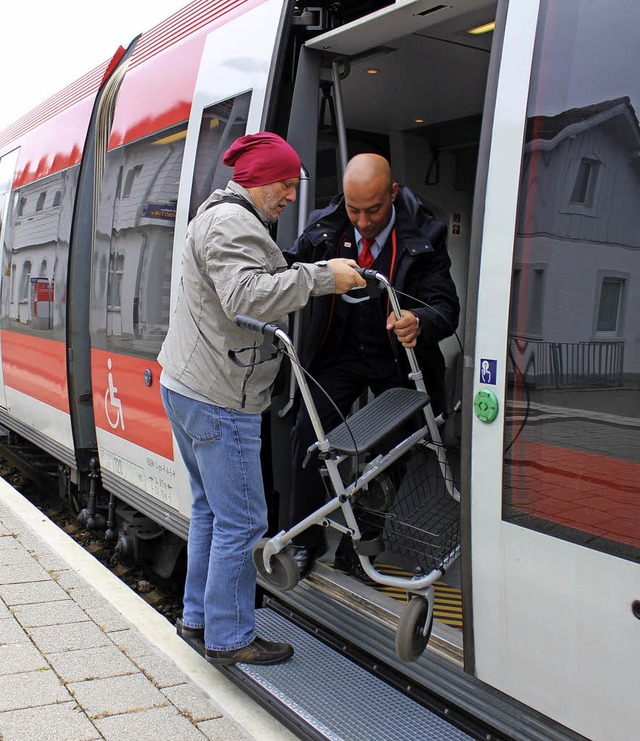 Bahnfahrer Hans-Peter Cheret (links) a...ne Hilfe in die Bahn steigen knnen.    | Foto: Klatt-D&#39;Souza