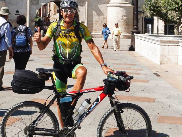 Gerhard Silberer vor dem berhmten Stadttor von Burgos.  | Foto: Privat