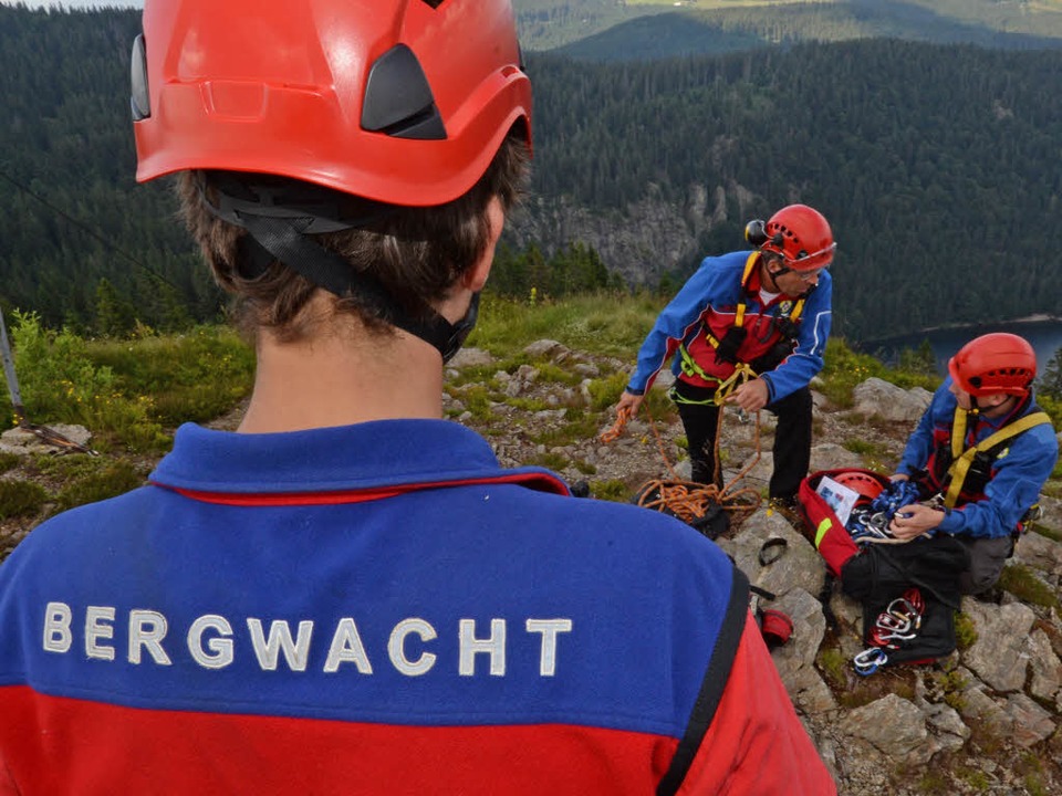 Helfer der Bergwacht Schwarzwald ben  auf dem Feldberg  im Schwarzwald.  | Foto: dpa