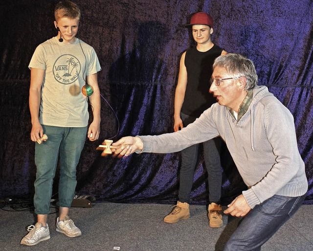 Zuschauer durften es  erst selbst prob...japanische Spiel Kendama  beherrschen.  | Foto: Gert Brichta