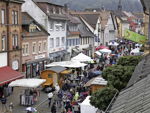 Blick von oben: Trotz des migen Wett...kermarkt zeitweise recht gut besucht.   | Foto: Fotos: Gabriele Zahn