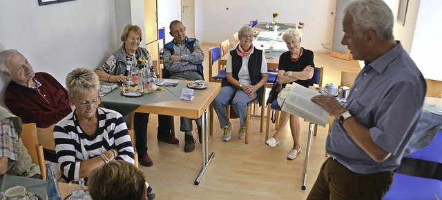 Roland Weis bei der Lesung in der Seniorenbegegnungssttte.   | Foto: Bury