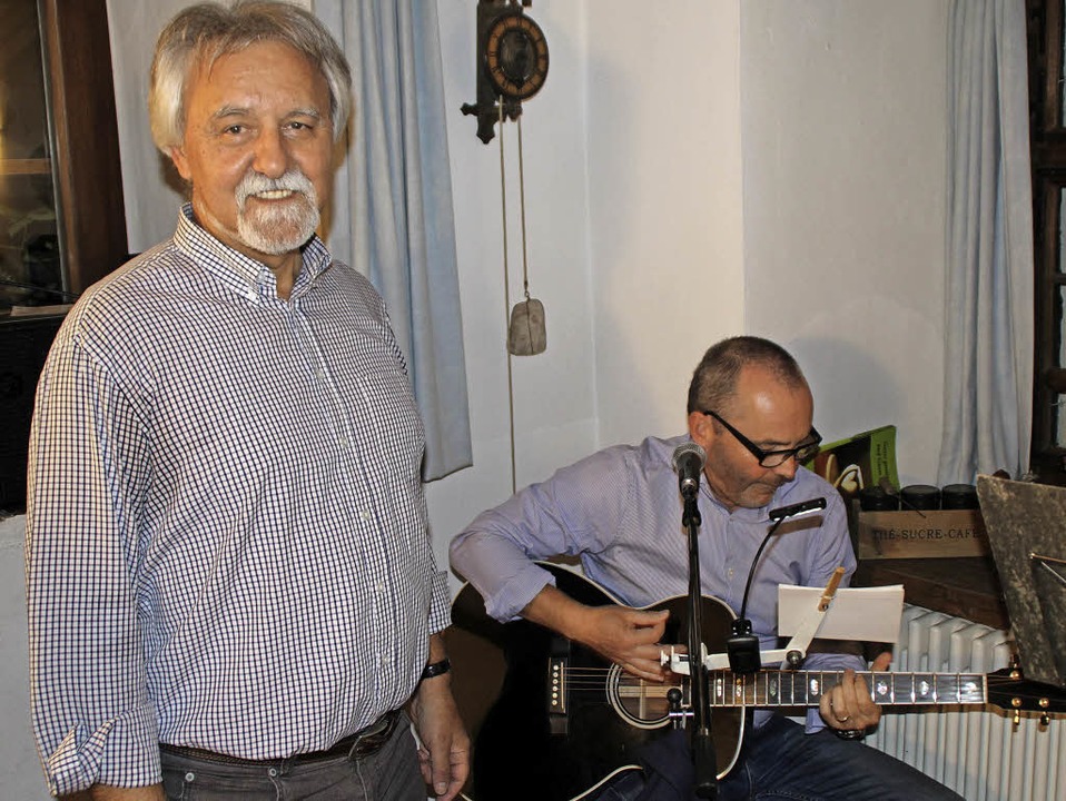 Vereinsvorsitzender Josef Gyuricza (li...rre und unterhielt die Gste mit Blues  | Foto: Rolf Reimann