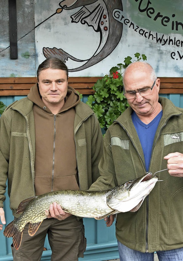 Markus Braun (l.) und Klaus Leisinger mit ihrem Hecht.   | Foto: Vollmar