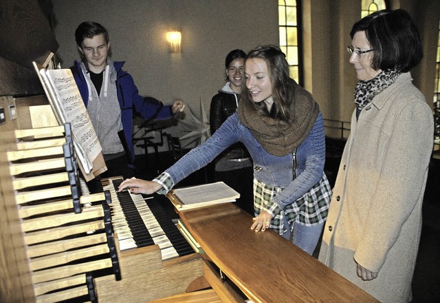 Die Elftklssler und ihre Musiklehreri...r Orgel der Christuskirche versuchen.   | Foto: Leony Stabla