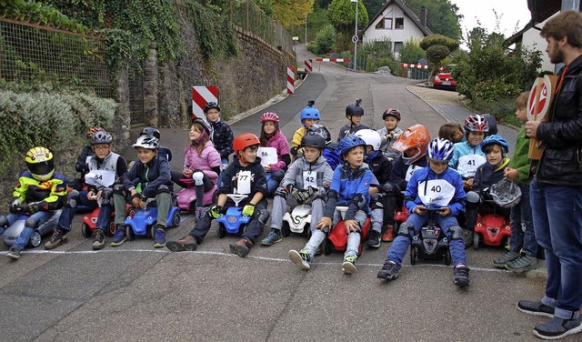 Die kleinen Rennfahrer vor dem Start.   | Foto: Paul Schleer