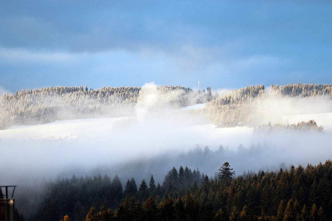 Nebel und Schnee von Hinterzarten aus fotografiert.  | Foto: Joachim Hahne 