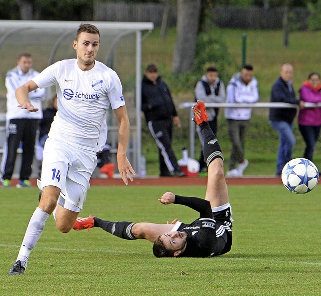 Simon Diodene (links) gelang der Siegt...R Hausen um David Stath das Nachsehen.  | Foto: Meinrad Schn