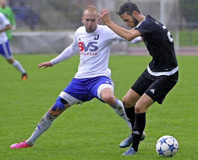 Offener Schlagabtausch: Rico Schellin ...echts)  gegen den Erzinger Ronny Bauer  | Foto: Meinrad Schn