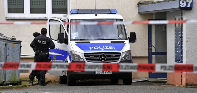 Polizisten sichern am Samstag in Chemnitz ein Wohnhaus.   | Foto: dpa