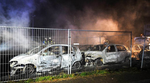 18 Gebrauchtwagen waren am Freitag in Flammen aufgegangen.  | Foto: WOLFGANG KUENSTLE               