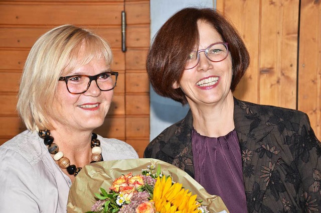 Die Leitende Direktorin  des Staatlich...mtsantritt  einen bunten Blumenstrau.  | Foto: Hans-Jochen Voigt