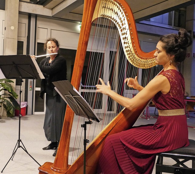Zrtlich-verfhrerische Musik erlebten...adeh (Harfe) im Atrium des Gymnasiums.  | Foto: Christel Hlter-Hassler
