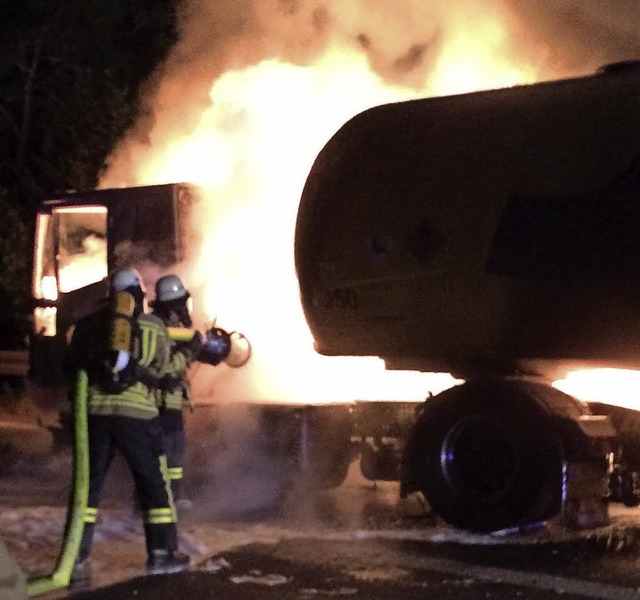 Spektakulrster Einsatz der Kenzinger ... eines Tanklastzugs auf der Autobahn.   | Foto: Feuerwehr Kenzingen