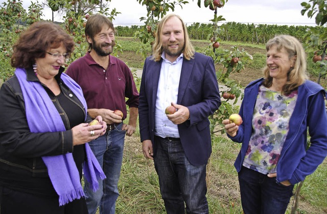 Grne Prominenz mit Apfel: Brbl Mieli..., Anton Hofreiter und Lucia Brenneisen  | Foto: Martin Pfefferle