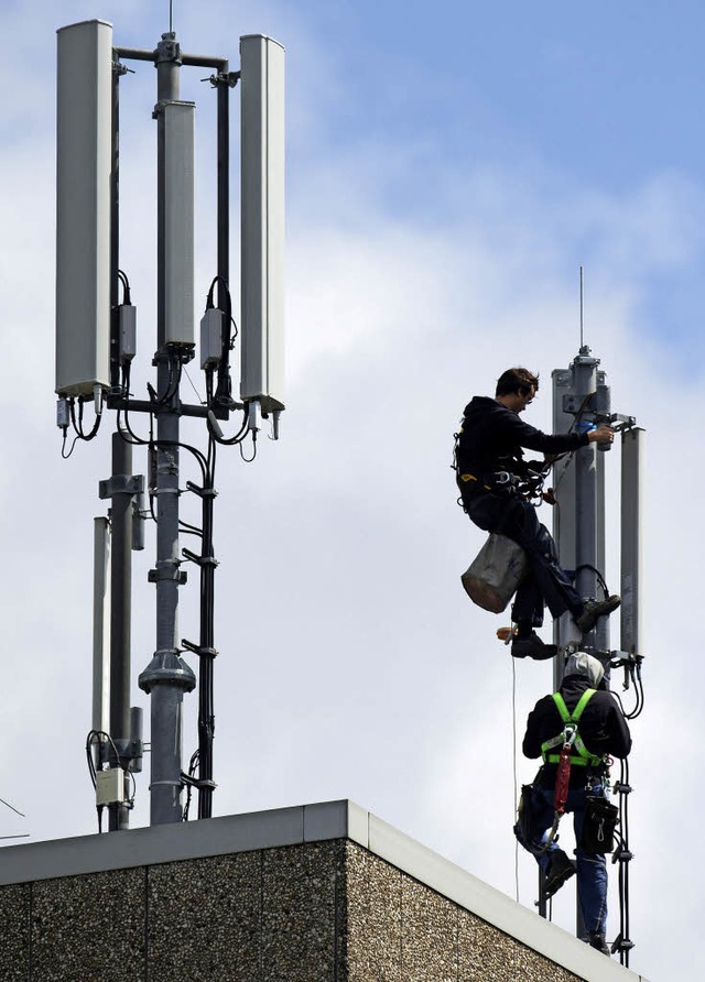 Techniker bei der Arbeit an einem  Mob...n neuen Standort fr einen Sendemast.   | Foto: dpa