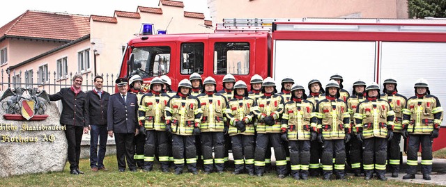 Zufrieden mit den neuen Uniformen (v. ...Kameraden der Werksfeuerwehr Rothaus.   | Foto: Dorothe Kuhlmann