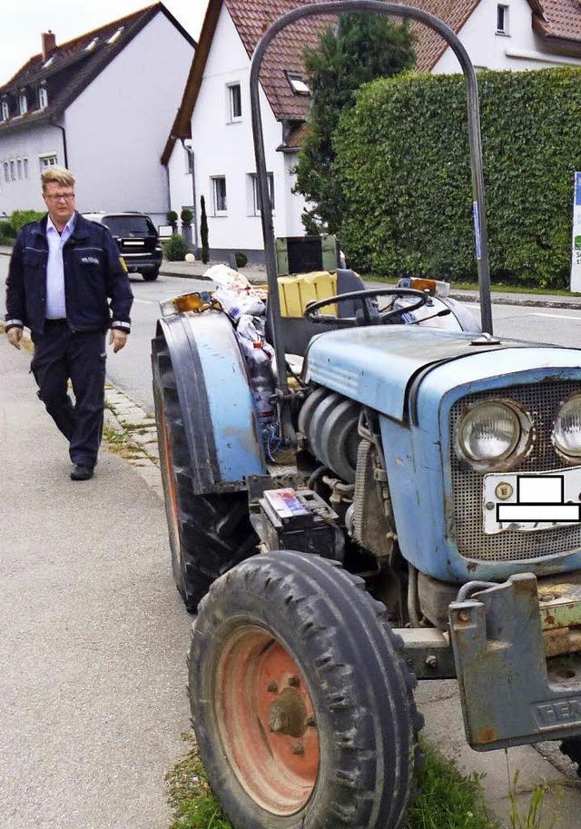 Polizeikommissar Markus Hringer berp...chmalspurtraktor mit kritischem Blick.  | Foto: Polizei