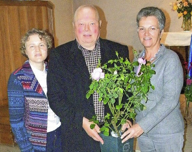 Pfarrerin Anke Doleschal (links), Walt...en Kirche mit der Rose als Dankeschn.  | Foto: Walter Schmidt