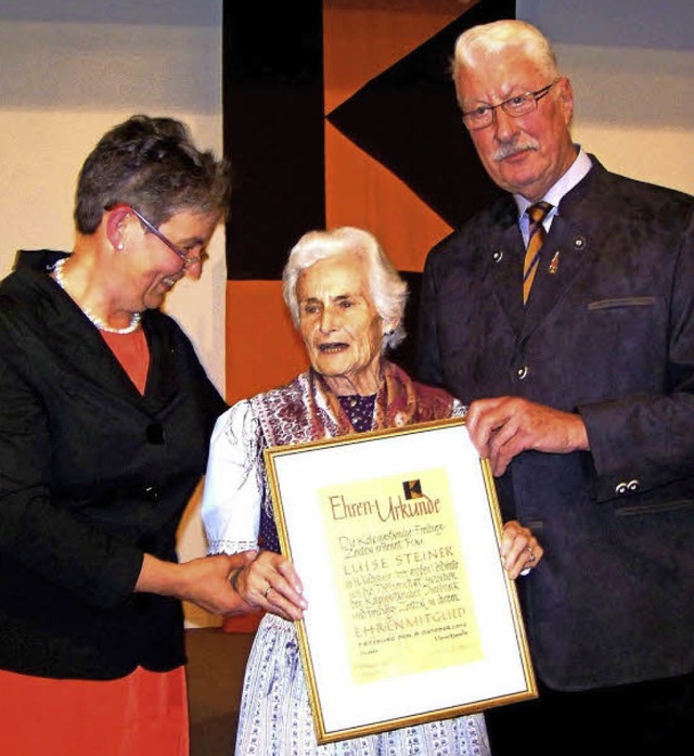 Manfred Gruenais und Irmgard Waldner (...Ehrenmitglied des Freiburger Vereins.   | Foto: Hans sigmund