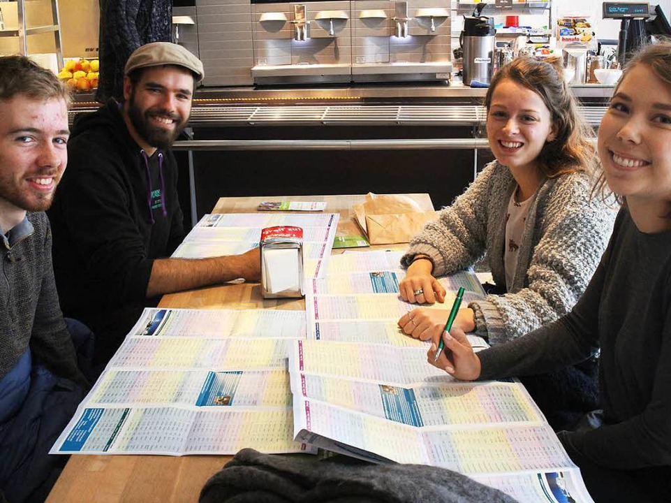 Haben sich im Café gefunden: Die Erasm...ara (23) wälzen das Unisport-Programm.  | Foto: Brigitte Rohm