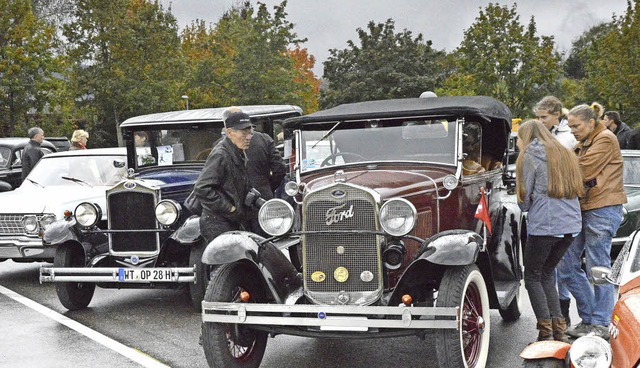 Neben Oldtimern, wie diesen historisch...imer aus den vergangenen Jahrzehnten.   | Foto: Horatio Gollin