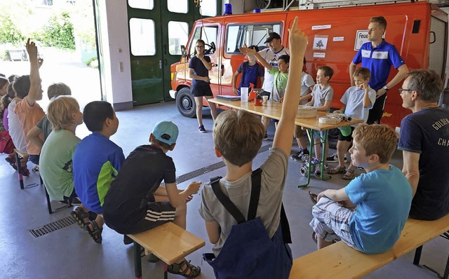 Fr die Branderziehung wird bei der Au...euerwehrgertehaus zum Klassenzimmer.   | Foto: Julius Steckmeister