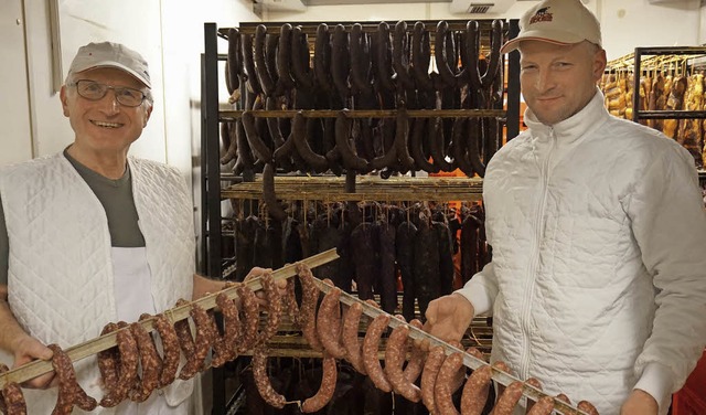 Seniorchef Wolfgang Kaltenbach (links)...bach mit reifen und unreifen Salamis.   | Foto: Julius Steckmeister