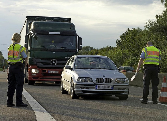 Beamte der Bundespolizei kontrollieren...um bis zu 30 Kilometer im Hinterland.   | Foto: Bundespolizei