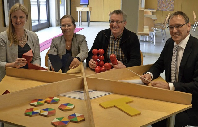 Spielerisch begreifen (von rechts): An...ellung Mathematikum  im Rathausfoyer.   | Foto: Ingrid Bhm-Jacob